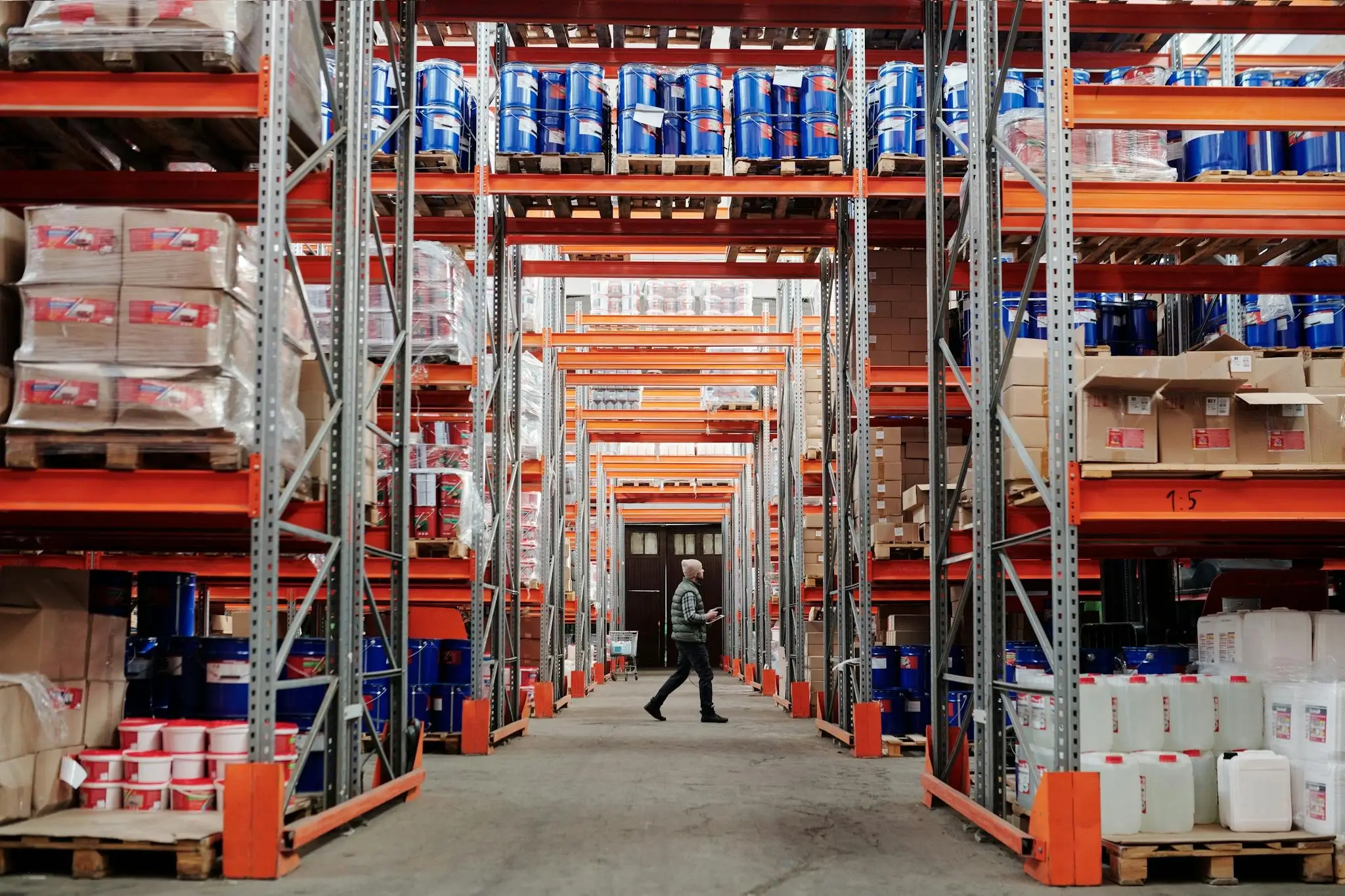 Dropshipping guide banner for Shopify, warehouse scene